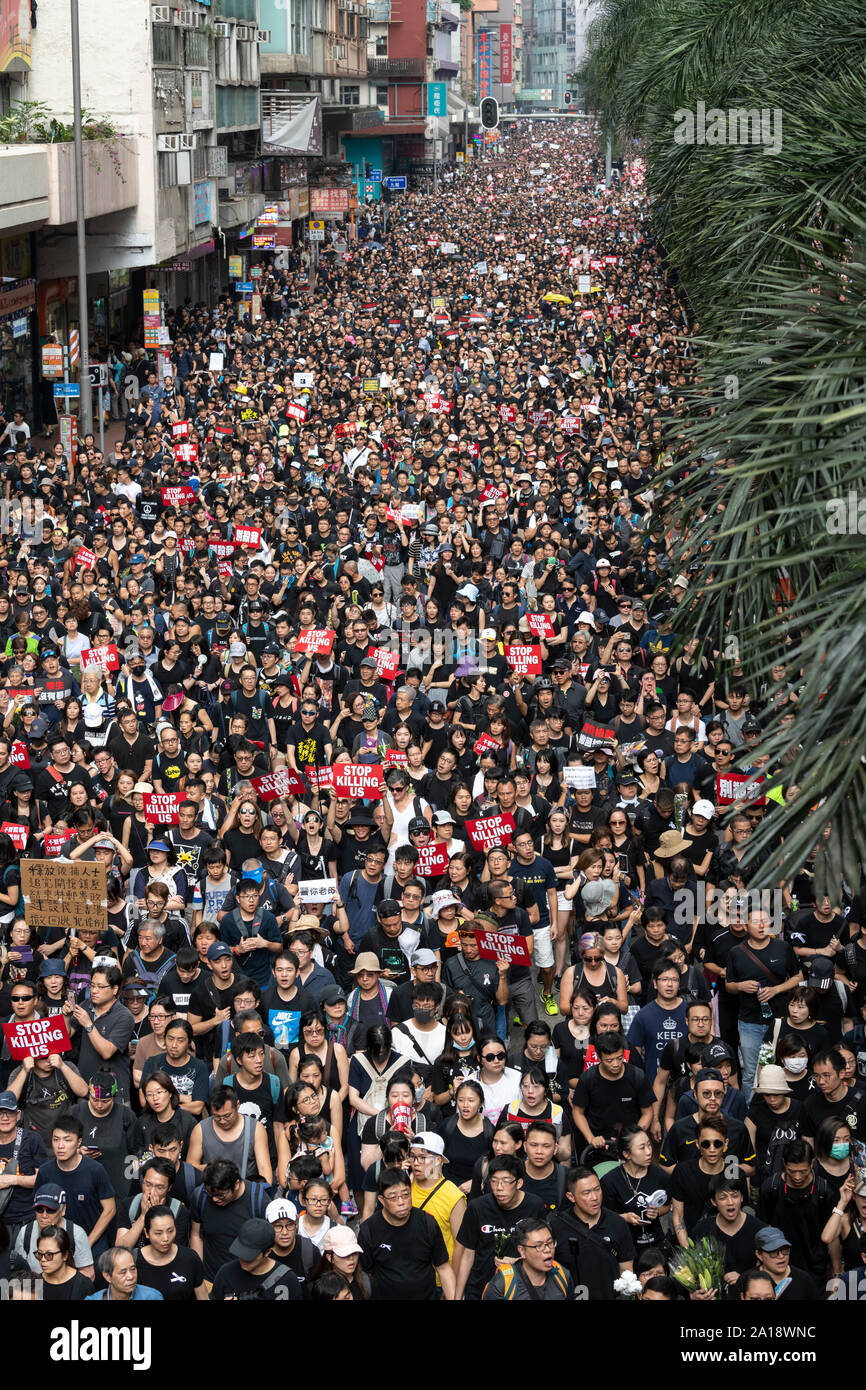 Die demonstranten März in Hongkong gegen die Auslieferung Rechnung eingereicht von Chief Executive Carrie Lam. Aussetzung der Rechnung nicht vom März zu stoppen. Jayne Stockfoto