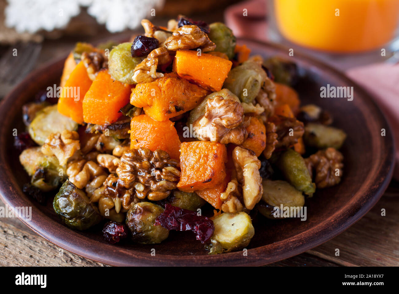 Festliche Salat mit gebratener Rosenkohl, butternut Kürbis, Pekannüsse ...