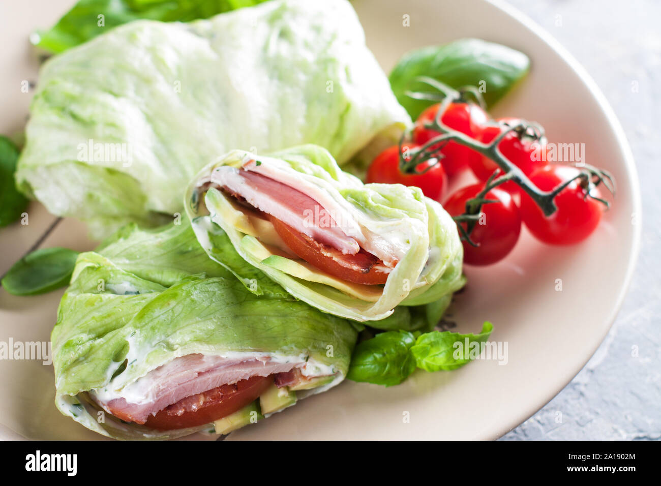 Salat Wraps mit Türkei und Speck mit Mayonnaise Sauce und Avocado. Gesunde Snacks, Vorspeisen Rollen Stockfoto