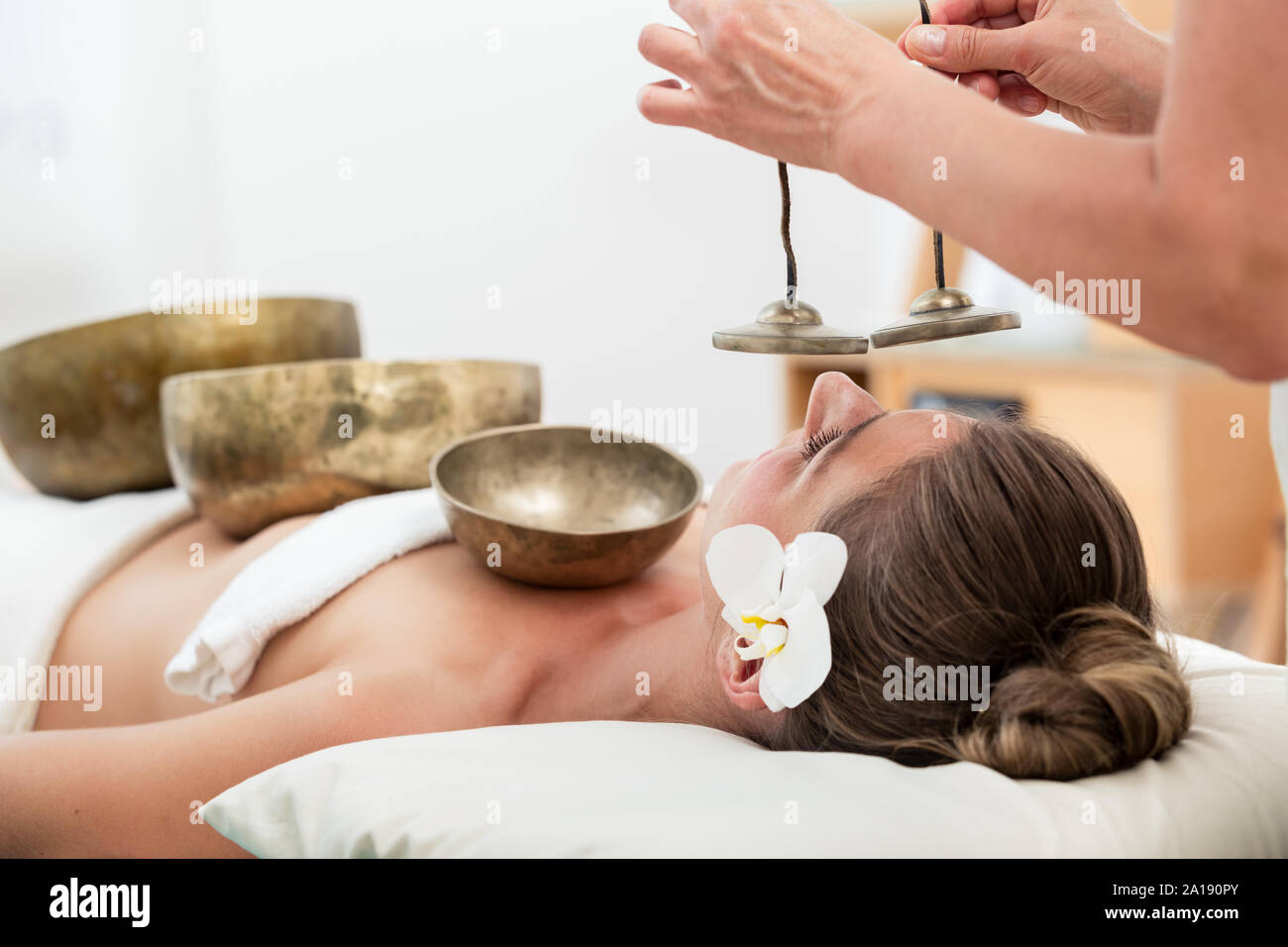 Junge Frau, die sich einer Klangtherapie Stockfoto