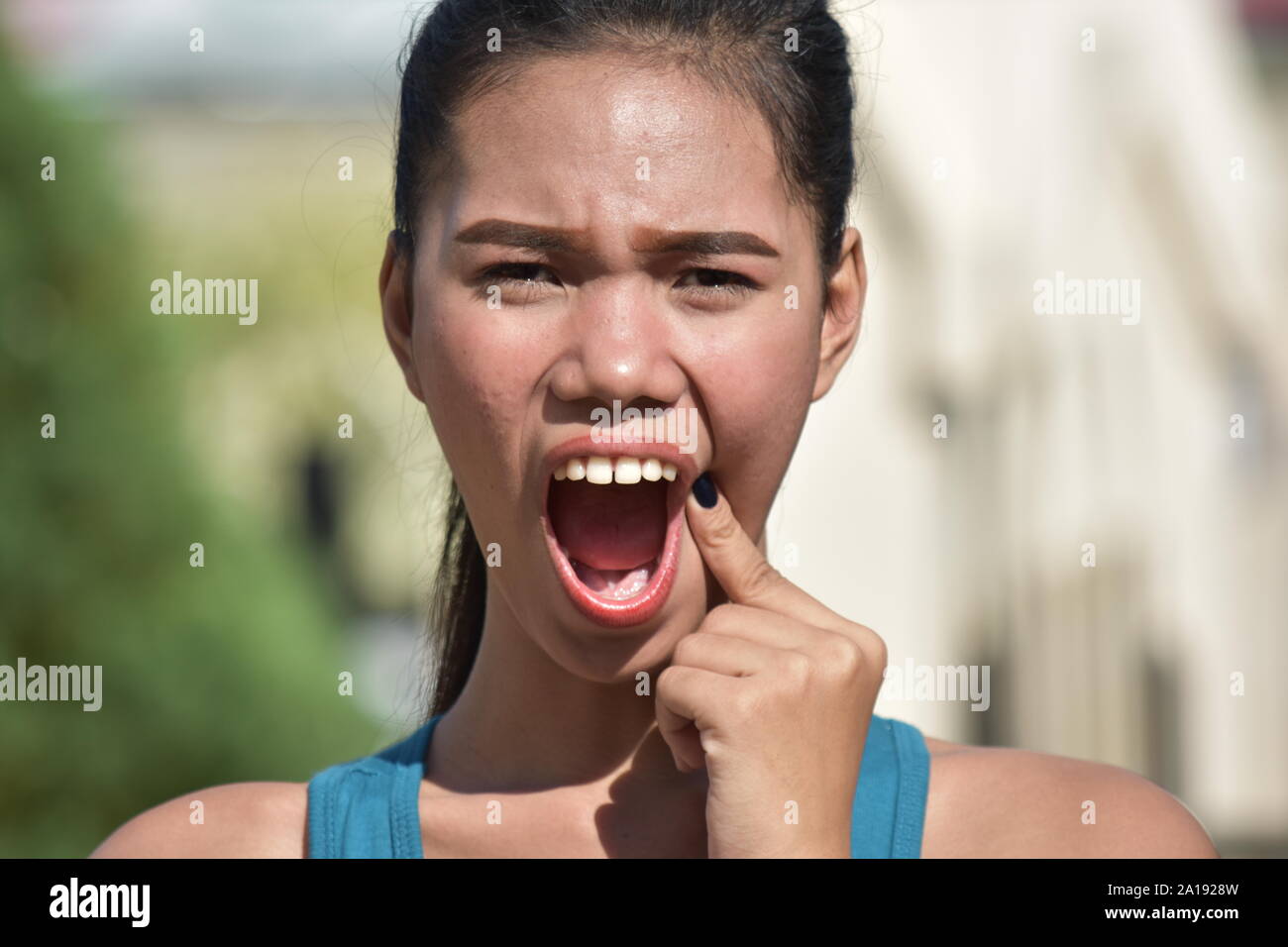 Eine Frau mit Zahnschmerzen Stockfoto