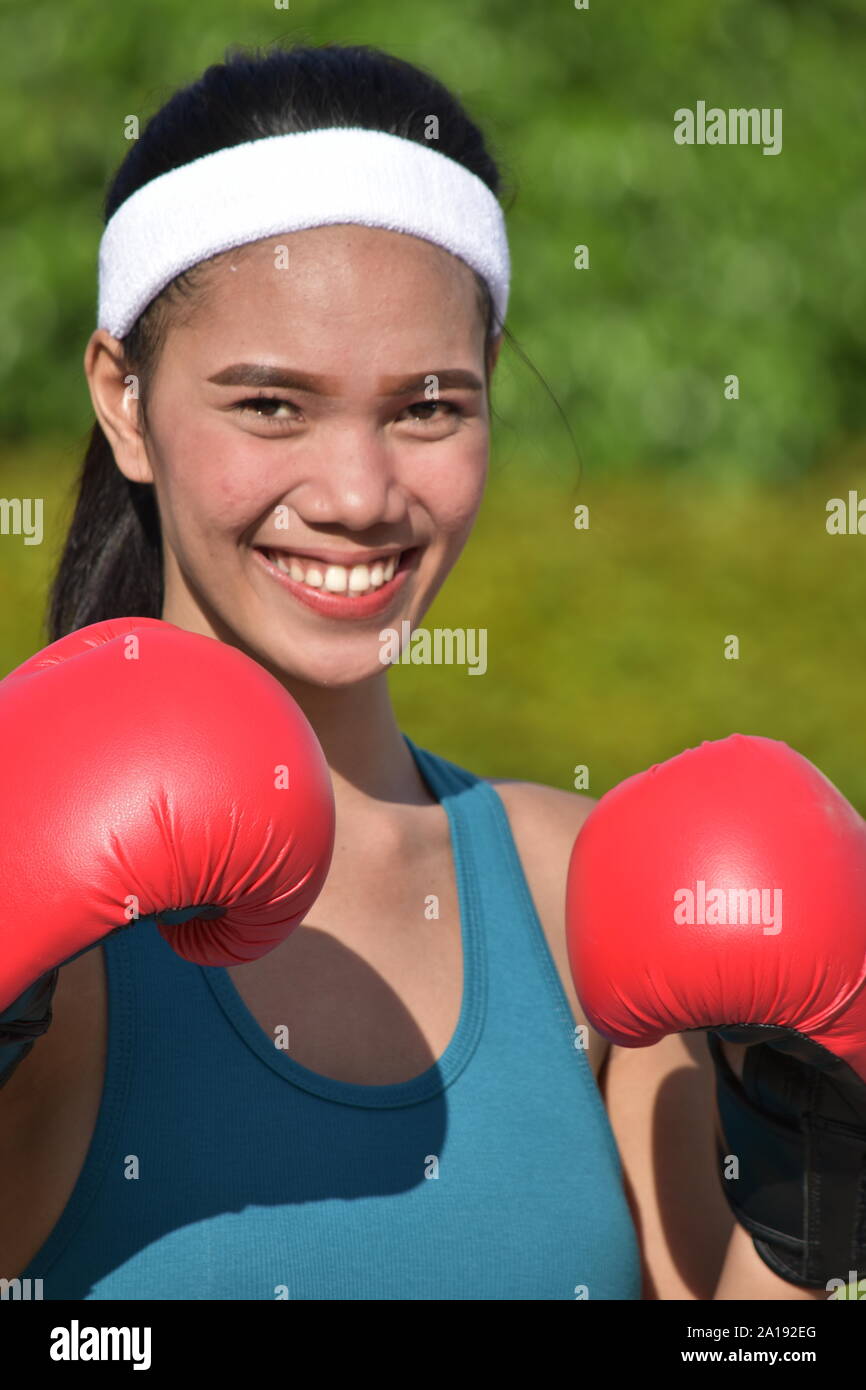 Passen Minderheit weiblichen Athleten lächelnd Boxhandschuh Stockfoto