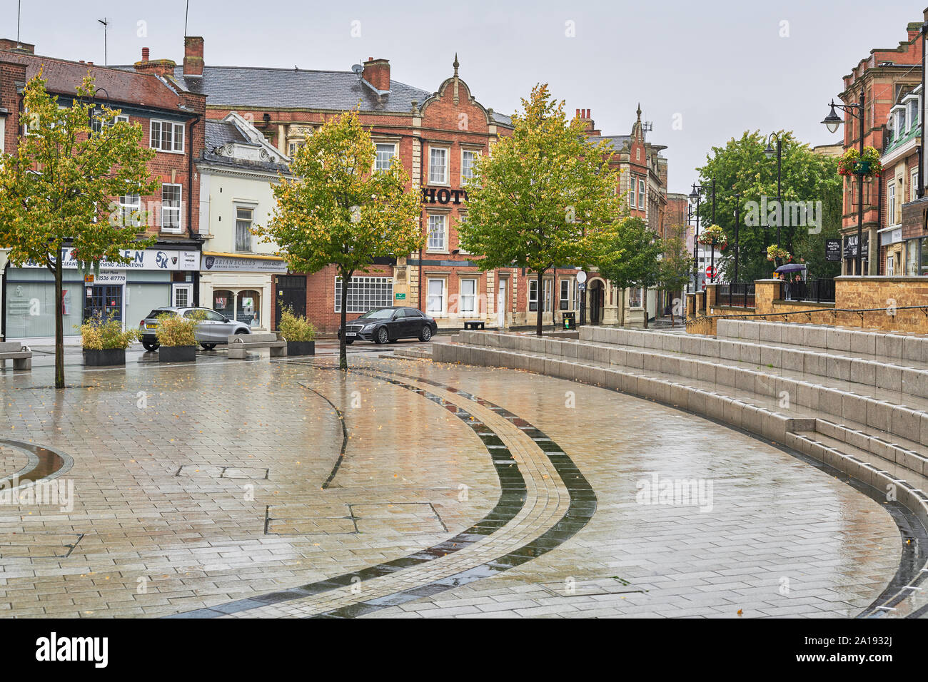 Marktplatz, Corby, Northamptonshire, England, an einem verregneten Herbsttag. Stockfoto