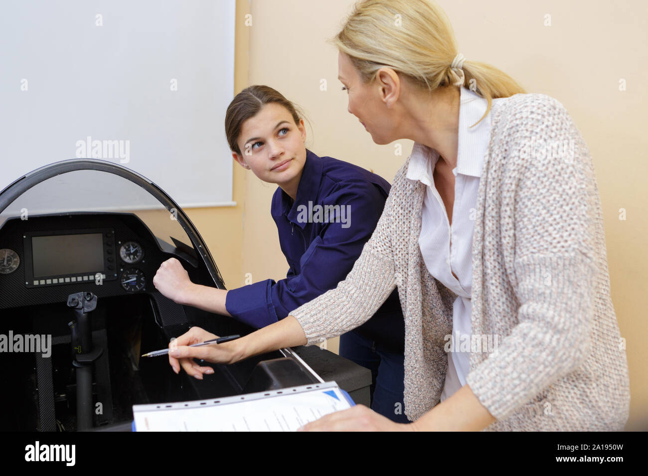Pilotin Kontrolle der Flight Simulator Stockfoto