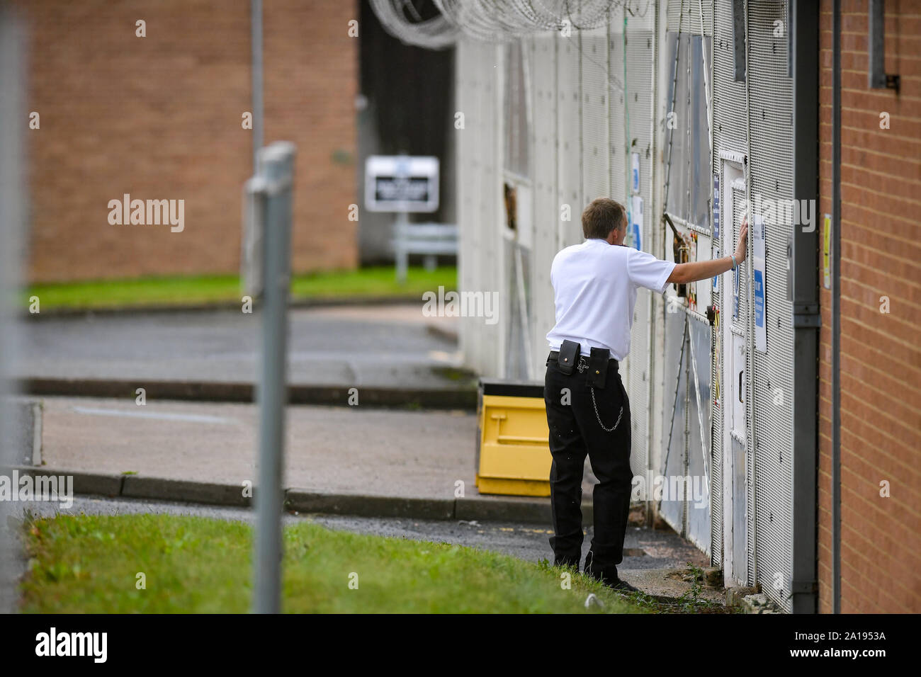 Eine allgemeine Ansicht eines Offiziers neben einem Tor an HMP Long Lartin, in der Nähe von Worcester, wo um nach einer Belagerung im Gefängnis restauriert wurde letzte Nacht, wenn eine Gruppe von Gefangenen übernahm Teil eines Gebäudes, das Ministerium der Justiz sagte. Stockfoto