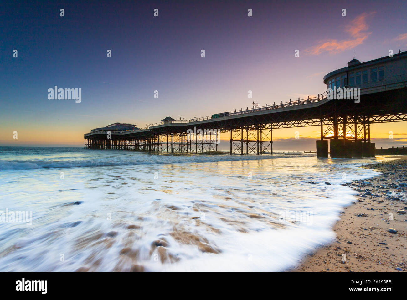 Sonnenaufgang auf Cromer Pier in North Norfolk auf einem knackigen September Morgen Stockfoto