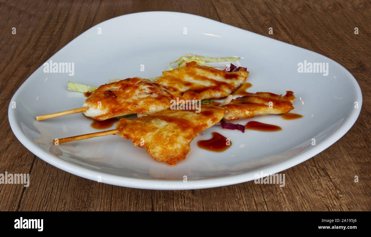 Gegrilltes Hähnchen Spieß mit Teriyaki Sauce. Asiatische traditionelles Essen: Yakitori Stockfoto
