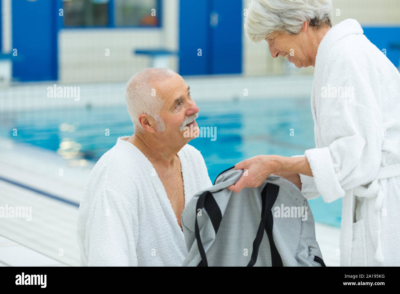 Senior Paar Hände halten in einem Pool Stockfoto