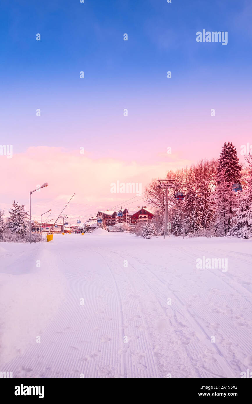 Bansko, Bulgarien winter Sonnenuntergang Ski Resort view mit Skipiste, Gondelbahn Kabinen Stockfoto