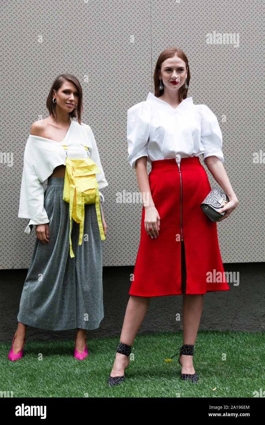 Modelle posieren für ein Foto ausserhalb des Fendi Fashion Show anlässlich der Mailänder Modewoche Frühjahr - Sommer 2020 Stockfoto