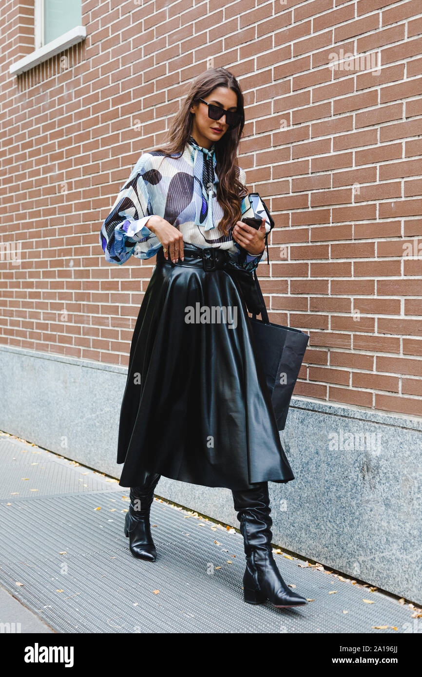 Modische Menschen bei der Ankunft der Fendi Fashion Show anlässlich der Mailänder Modewoche Frühjahr - Sommer 2020 Stockfoto