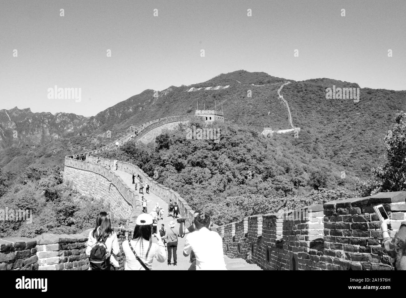 Die Große Mauer in China in Schwarz und Weiß Stockfoto