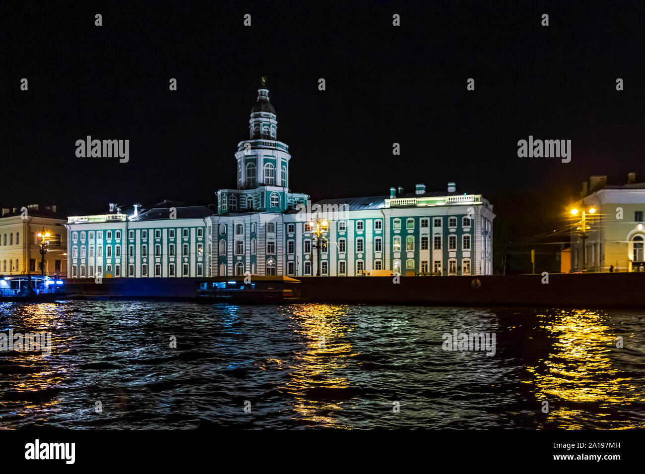 Die kunstkammer Gebäude (Museum) auf der Universität Damm, gesehen von der Newa, St. Petersburg, Russland. Stockfoto