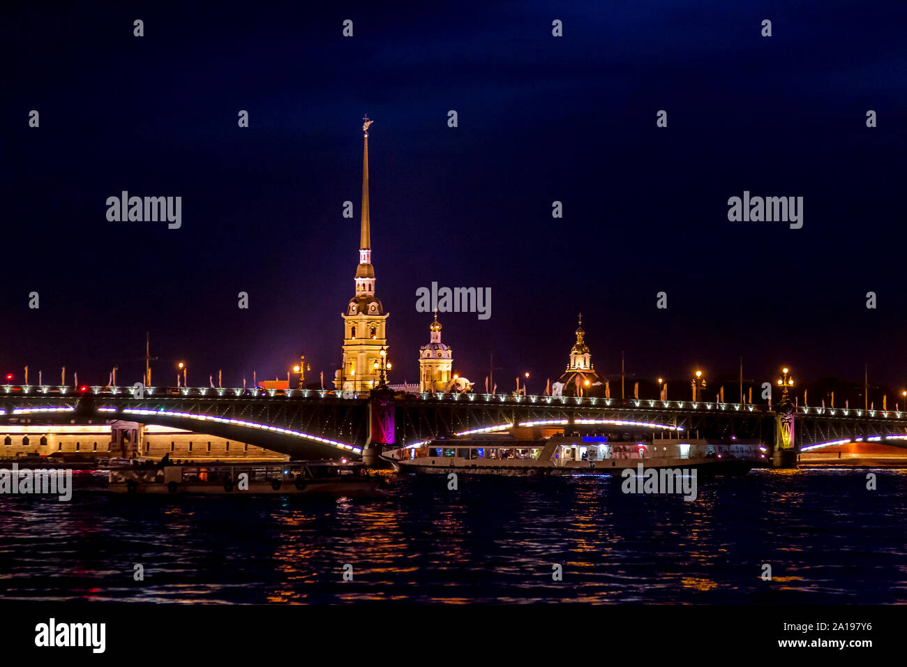 Troitskiy Brücke über den Fluss Newa und St. Peter und Pauls Festung bei Nacht beleuchtet, in St. Petersburg, Russland. Stockfoto
