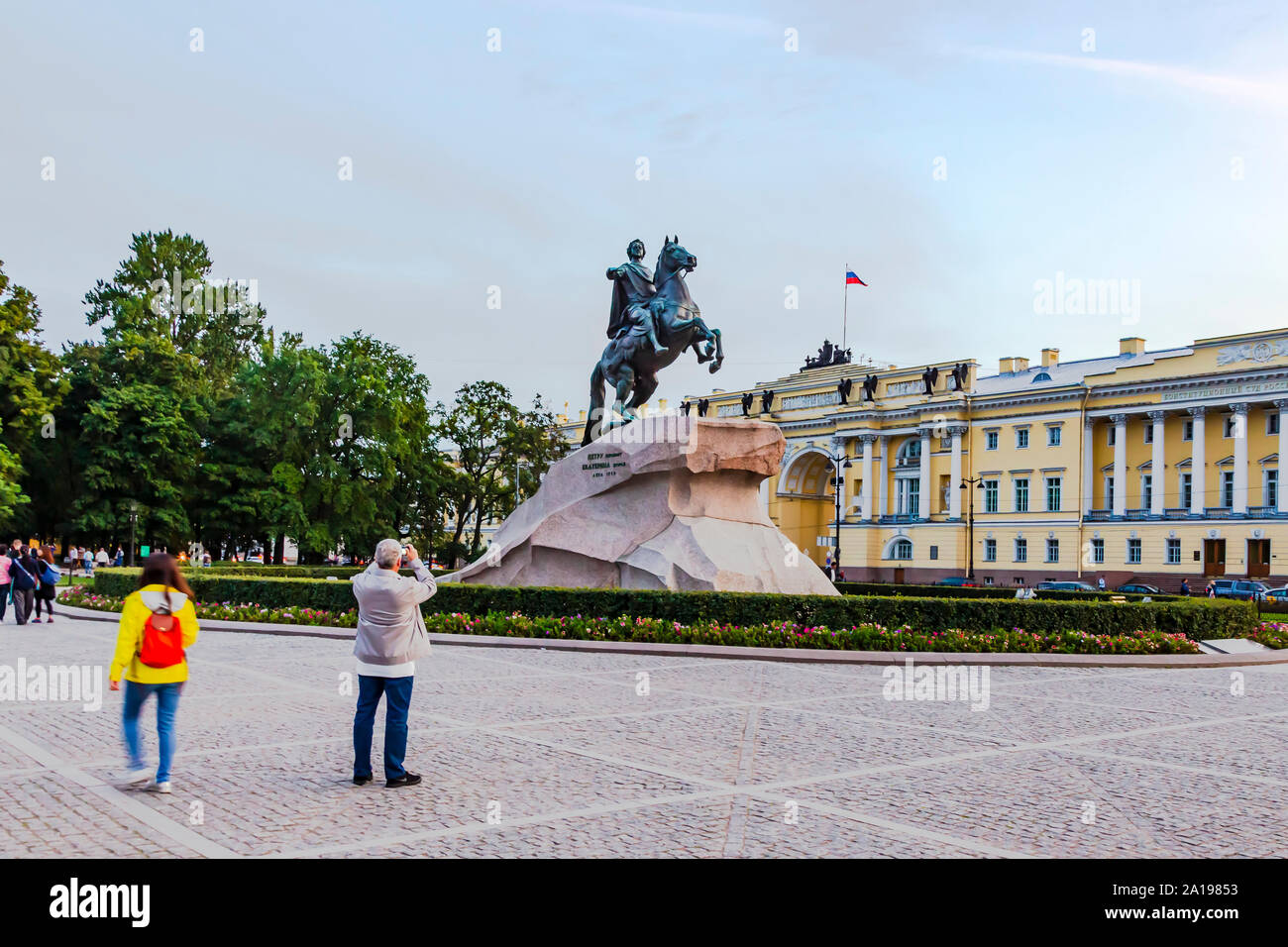 Denkmal für Peter den Großen (Der Bronzene Reiter) Senate Platz, mit dem Verfassungsgericht der Russischen Föderation im Hintergrund, St Peters Stockfoto