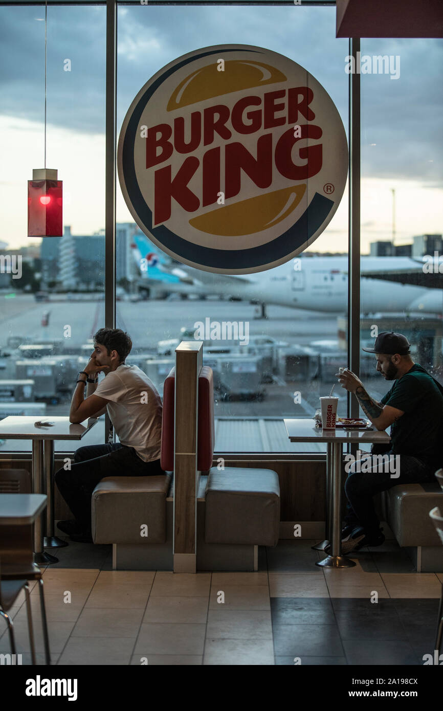 Burger King, Leute sitzen Essen in Fast-Food-Restaurant mit Blick auf den Flughafen Barajas, Madrid, Spanien, Europa Stockfoto