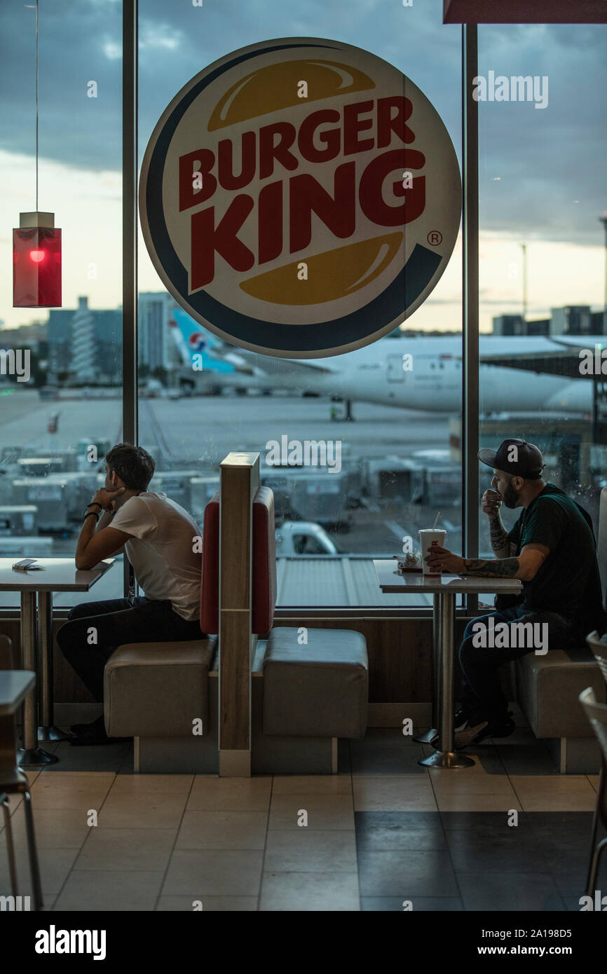 Burger King, Leute sitzen Essen in Fast-Food-Restaurant mit Blick auf den Flughafen Barajas, Madrid, Spanien, Europa Stockfoto