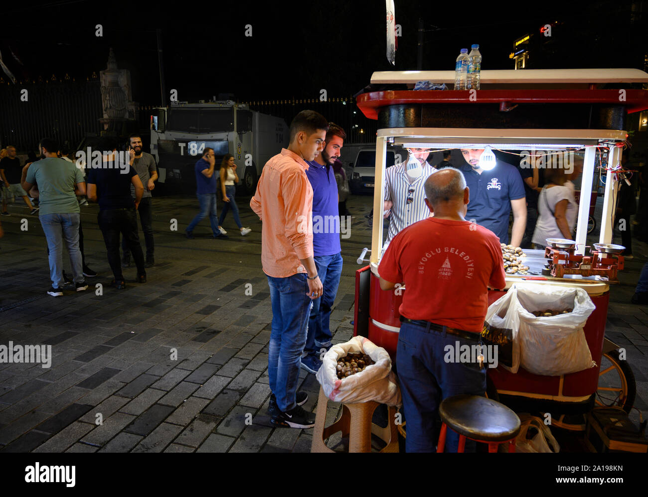 Istaklan Cd., Karaköy, Istanbul mit Wasser Kanon für ständige Kontrolle Stockfoto