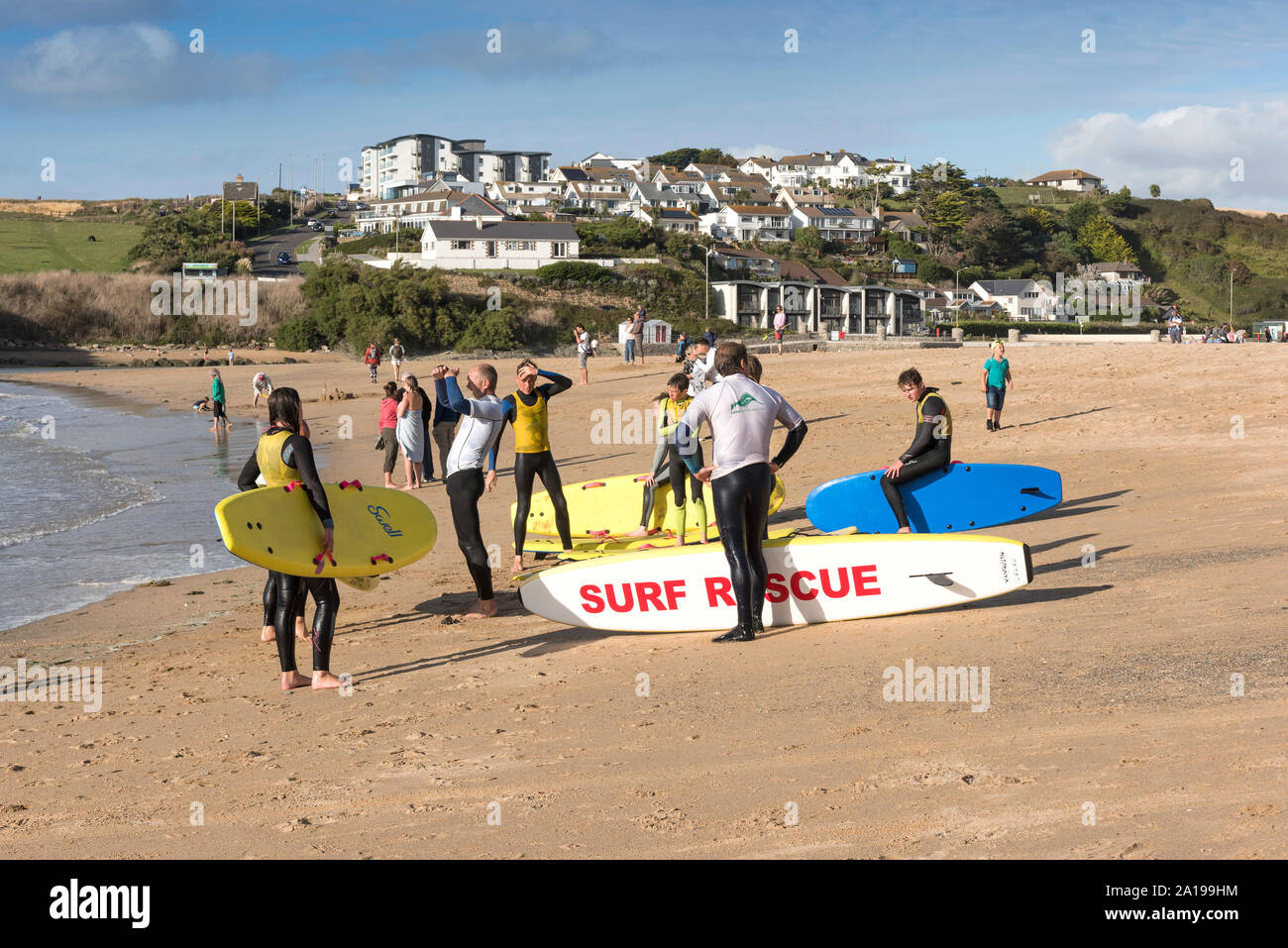 Surf rescue Auszubildende ruht auf Porth Beach in Newquay in Cornwall. Stockfoto