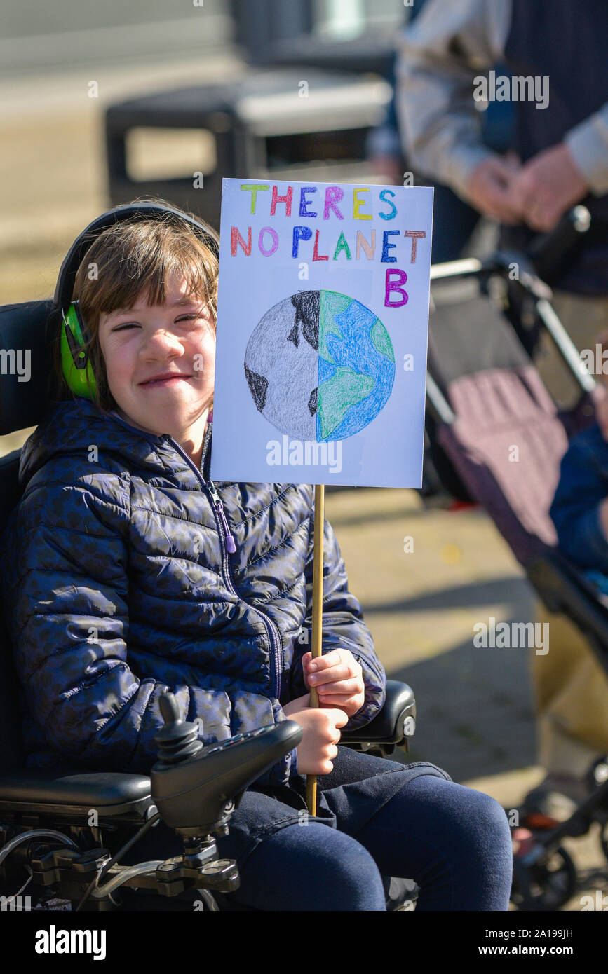 Ein Kind im Rollstuhl in das Aussterben Rebellion Klima Streik in Truro Stadt Stadt in Cornwall teilnehmen. Stockfoto