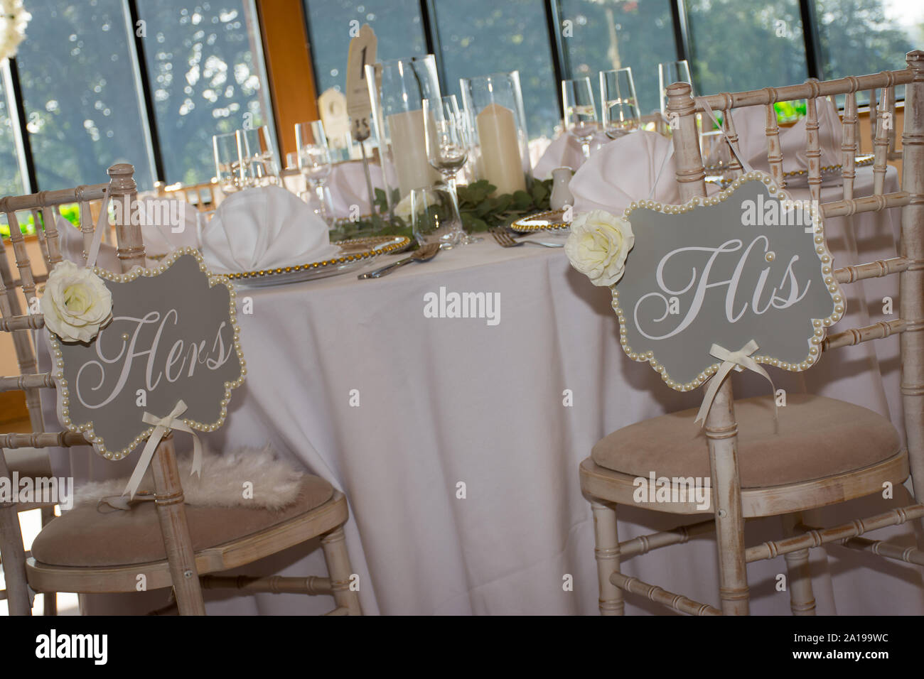 Luxus Hochzeit Dinning Table Setup mit Eukalyptus, Zweige und Gold geometrische Dekoration auf einem rustikalen Holzstühlen Stockfoto