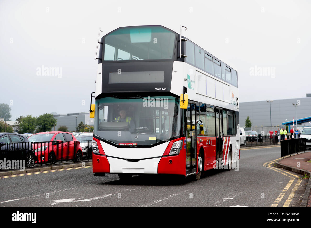 Eine abgeschlossene Bus Eireann Bus verlässt den Wrightbus Werk in Ballymena, Nordirland, als familiengeführtes Unternehmen, das Londoner Routemaster markanten roten Doppeldecker Busse gebaut ist bereit, in die Verwaltung zu gehen. Stockfoto