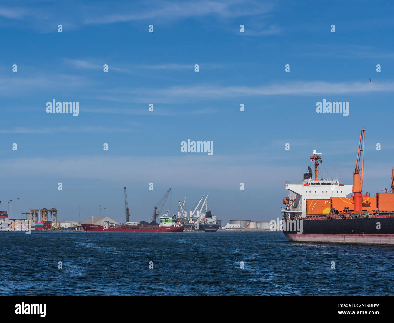 Dakar, Senegal - Februar 2, 2019: Blick auf den Hafen von Dakar im Senegal mit großen Schiffen, kleine Boote, Kräne und Ladungen in der Nähe des Kais. Afrika. Stockfoto