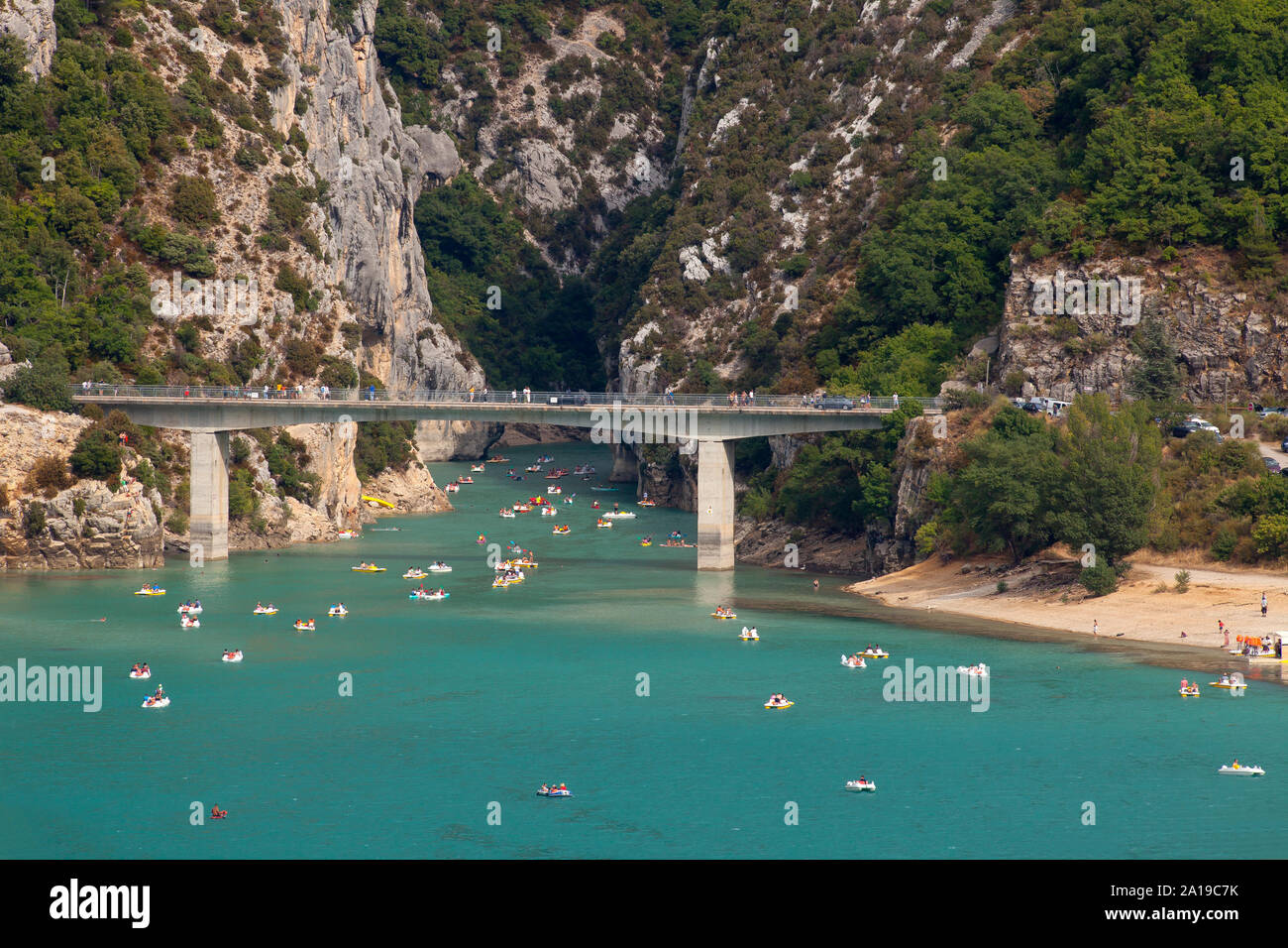 Die Brücke am Lac de Sainte-Croix, Gorges du Verdon, Verdon Schlucht Provence-Alpes-Cote d'Azur, Provence, Frankreich, Europa Stockfoto