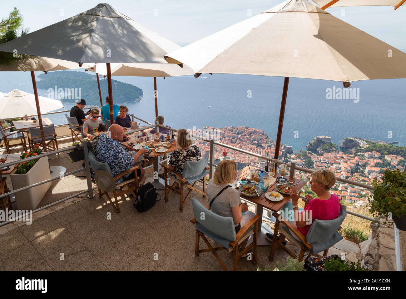Dubrovnik Panorama Café und Bar, Menschen im Cafe an der Oberseite