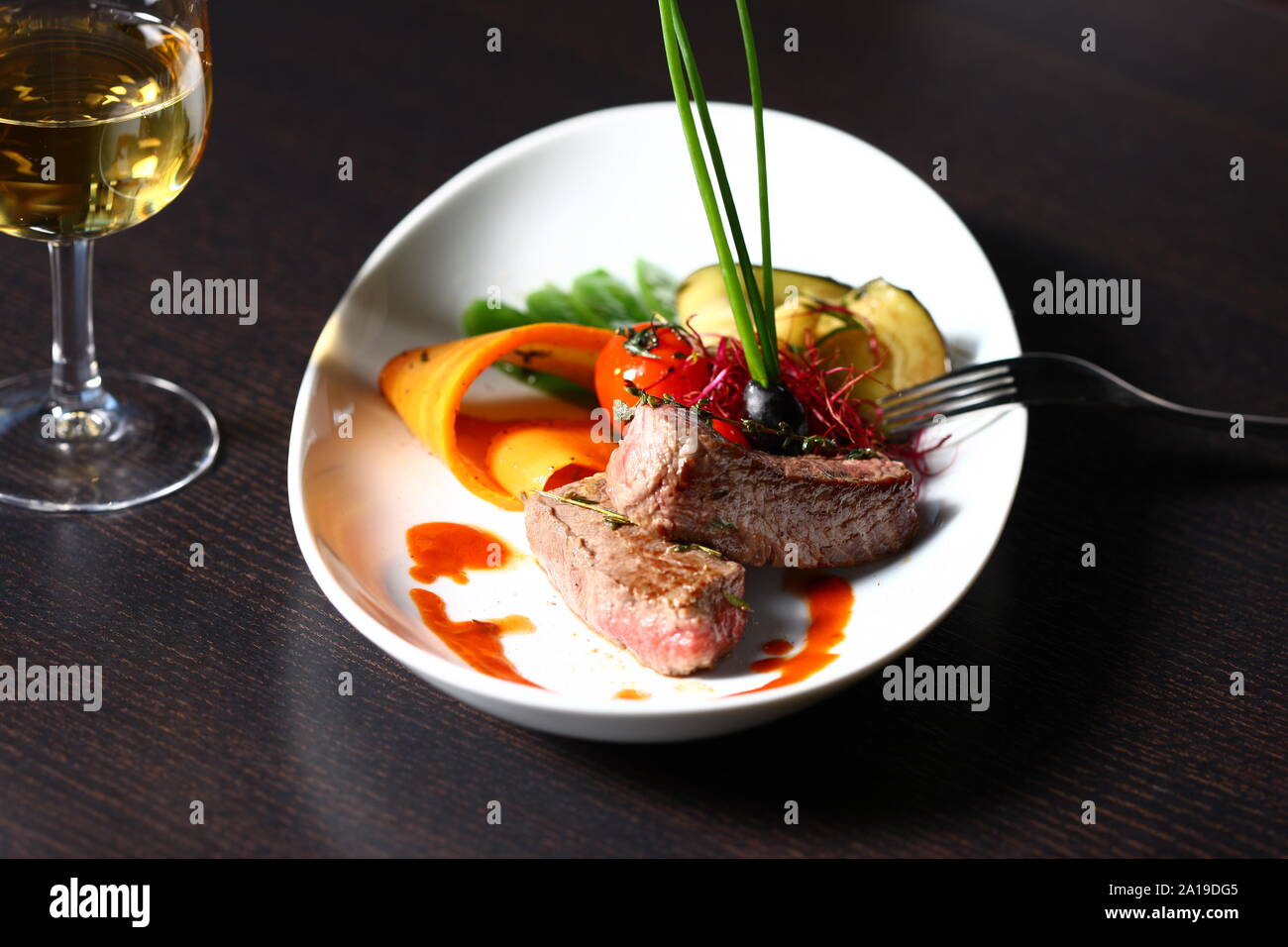 Gute tast Food - Steak zum Abendessen mit einem guten Glas Wein. Stockfoto