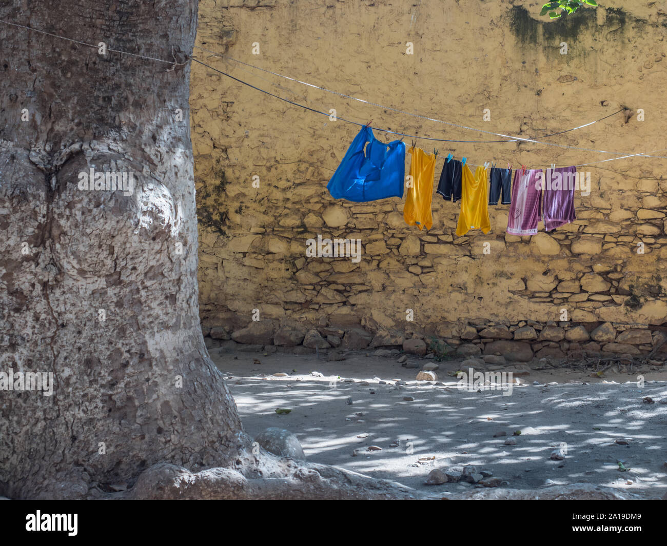 Goree, Senegal. Das tägliche Leben auf der Insel Goree. Die Wäsche hängt an einer Schnur. Gorée. Dakar, Senegal. Afrika. Stockfoto