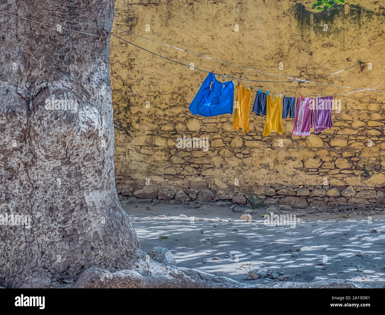 Goree, Senegal. Das tägliche Leben auf der Insel Goree. Die Wäsche hängt an einer Schnur. Gorée. Dakar, Senegal. Afrika. Stockfoto