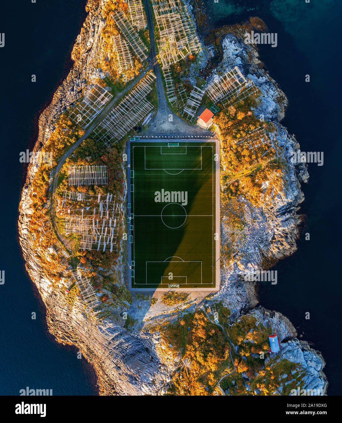 Fußballfeld in Henningsvær von oben Stockfoto