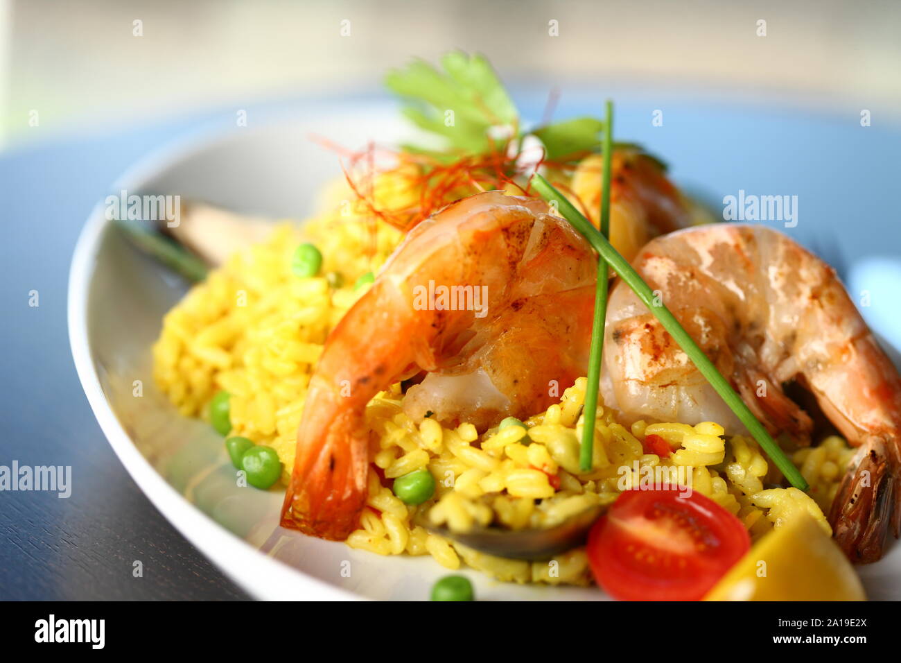 Teller mit Garnelen und Salat und Wein Stockfoto