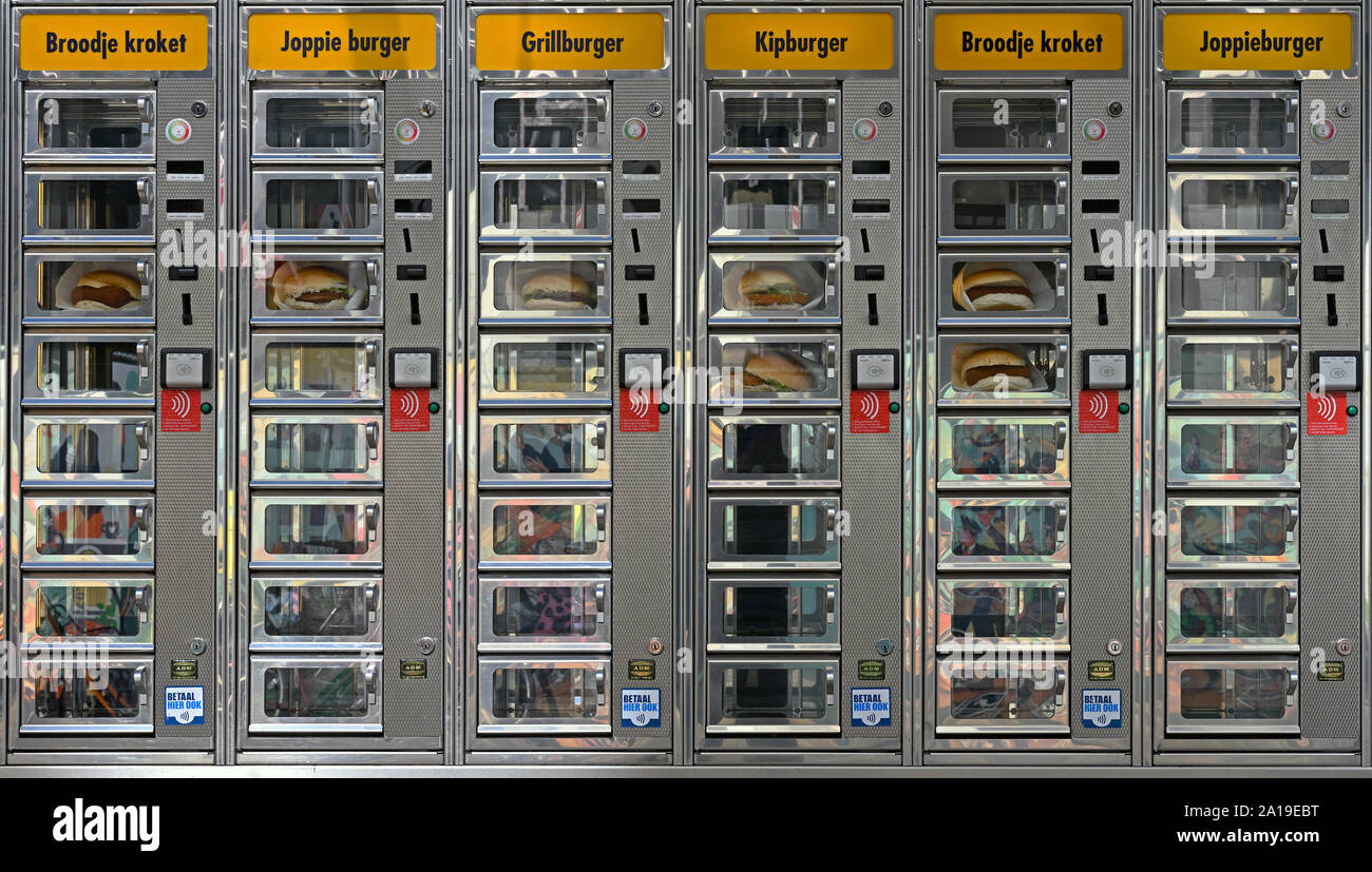 Groningen, Niederlande - 2019.09.21: typische holländische Automatisierte warmes Essen Getränkeautomat Stockfoto