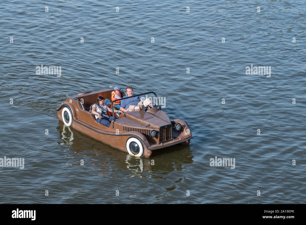 Familie Freizeit, Auto geformte Wasser Tretboot, Moldau, Prag, Tschechische Republik Stockfoto