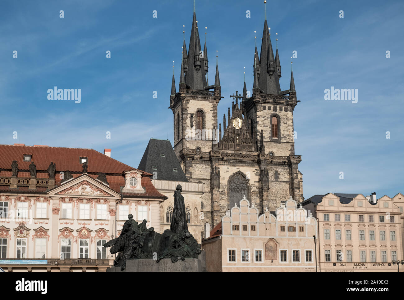 Prague Old Town Square Gebäude, mit gotischen Türme der Kirche der Muttergottes vor dem Tyn im Hintergrund, Prag, Tschechische Republik Stockfoto