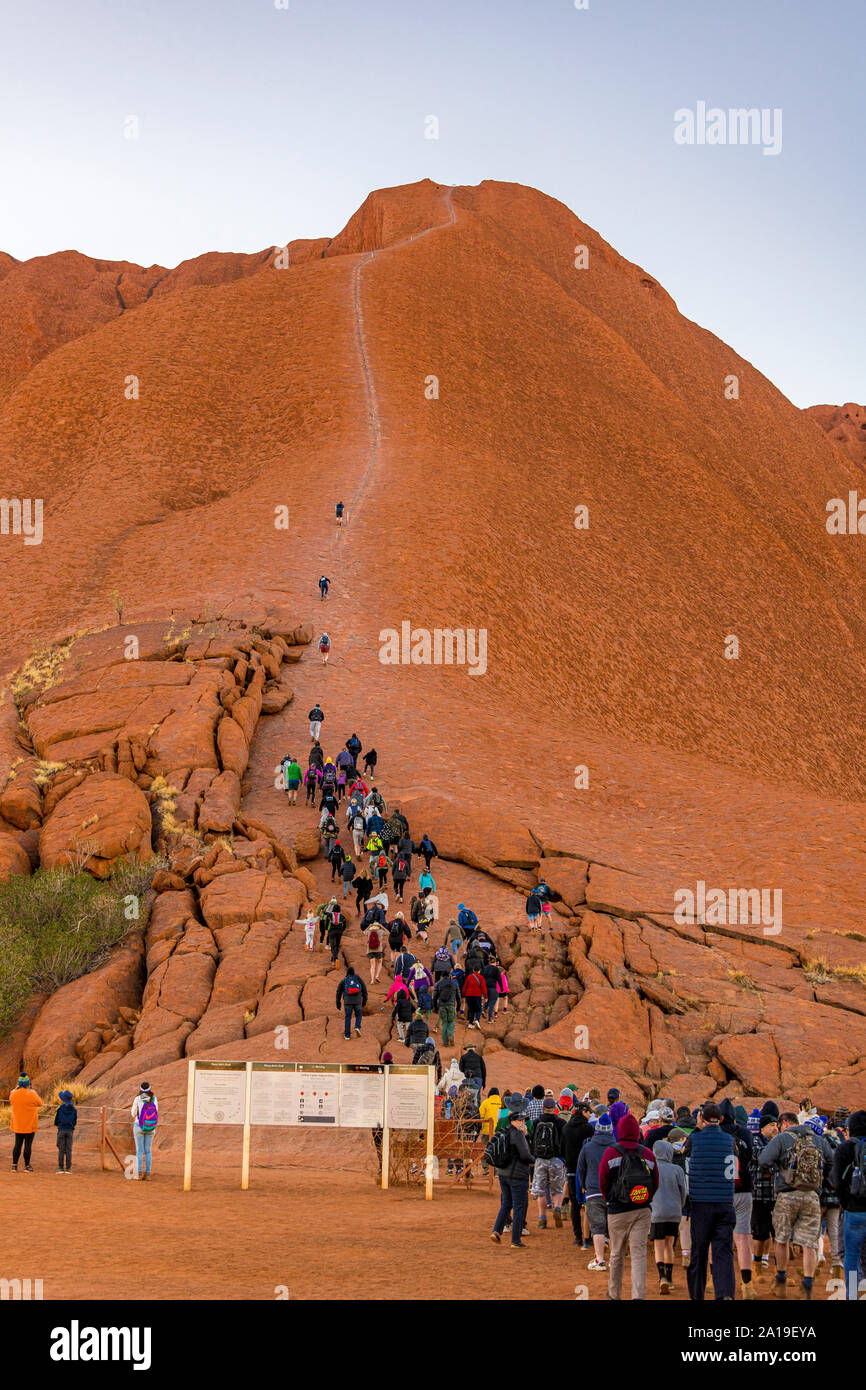 Uluru, NT, Australien. 21. Sep 19. Menschenmassen strömen Uluru vor dem Verbot der australischen Regierung ab dem 26. Oktober 2019 zu klettern. Stockfoto