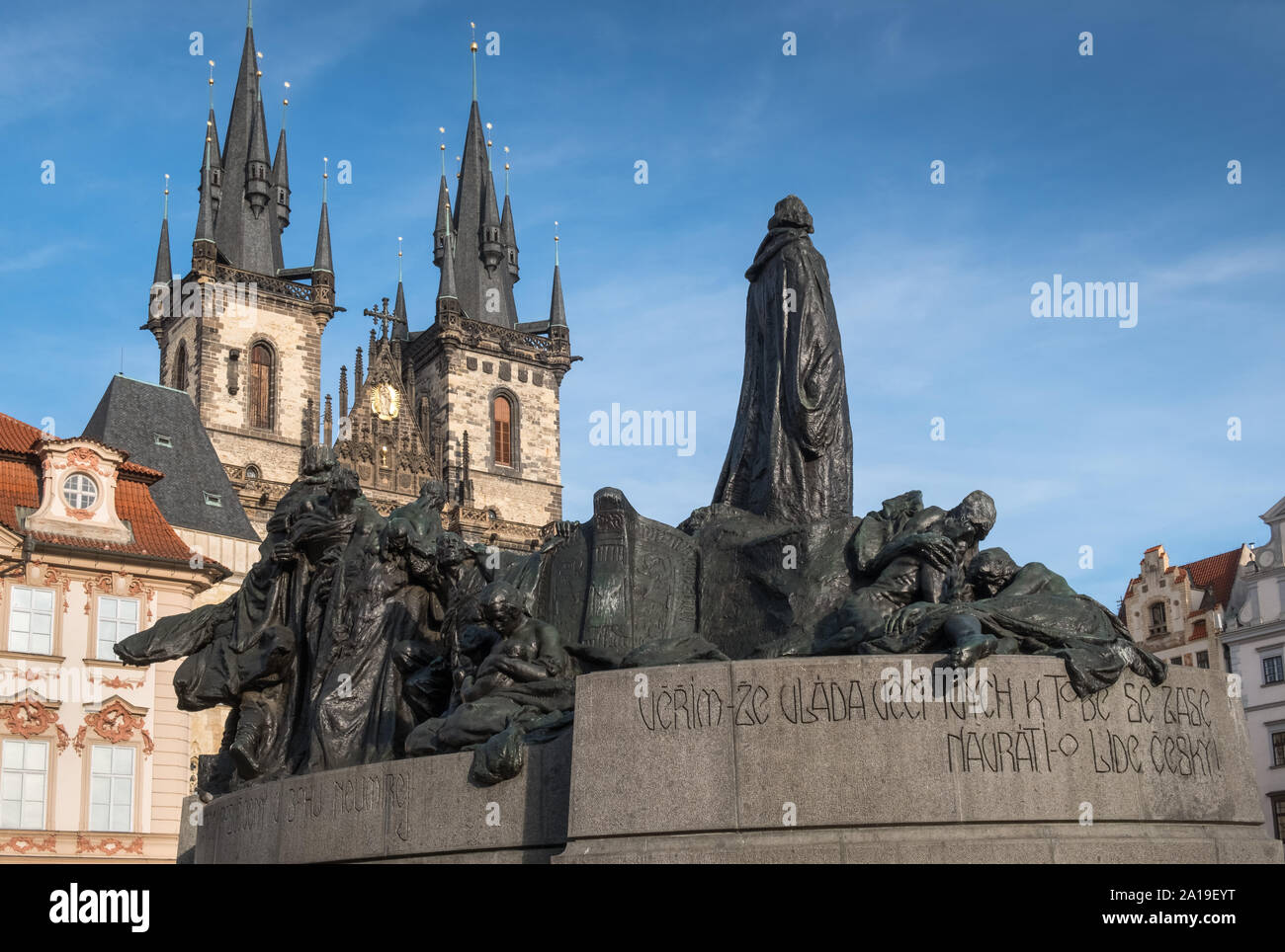 Prague Old Town Square Gebäude, mit gotischen Türme der Kirche der Muttergottes vor dem Tyn, und Jan Hus Denkmal, Prag, Tschechische Republik Stockfoto