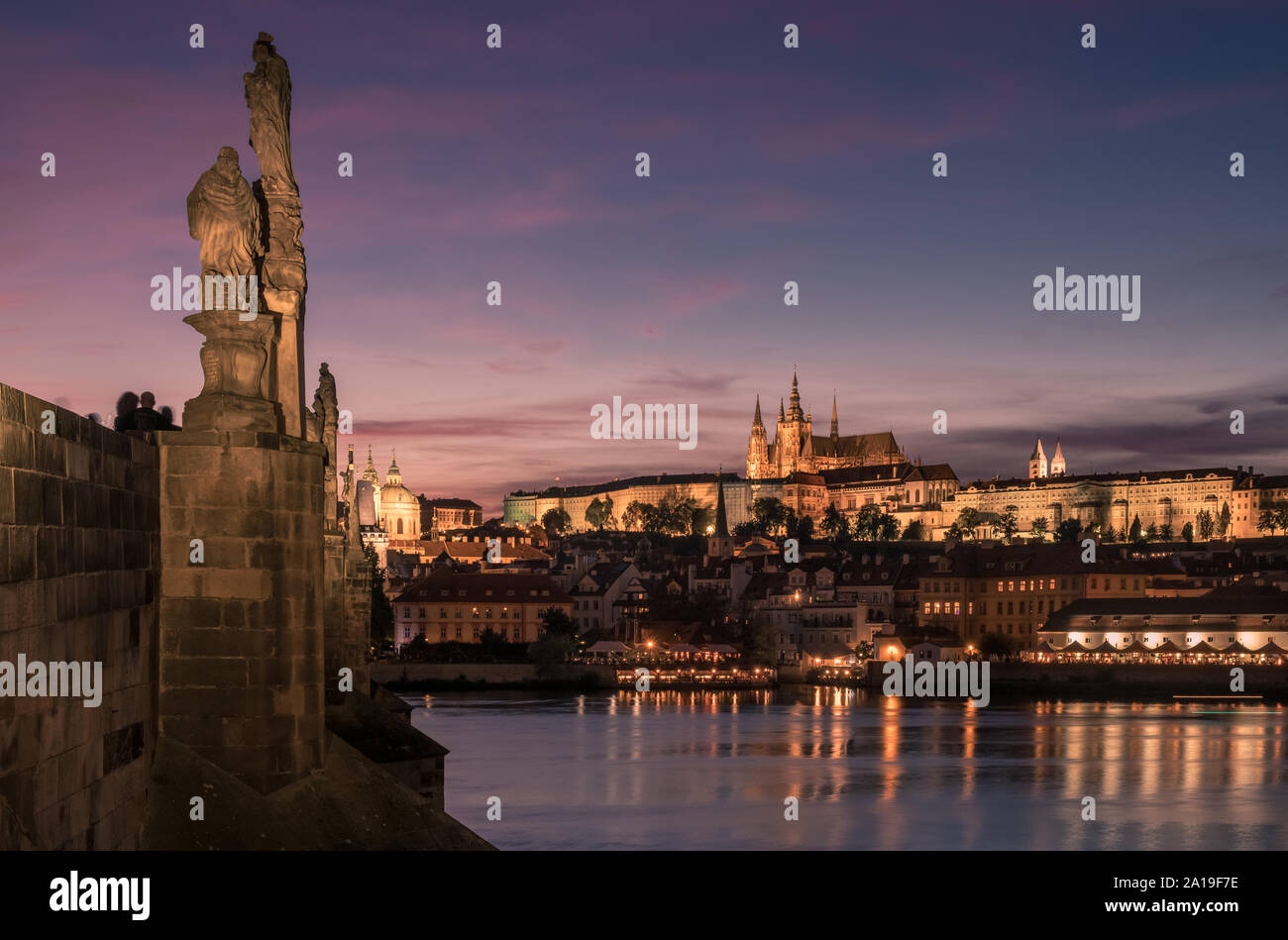 Stadt Prag Sonnenuntergang mit seinen historischen Karlsbrücke, Prager Burg und der St. Veits Dom, Mala Strana, Prag, Tschechische Republik. Stockfoto