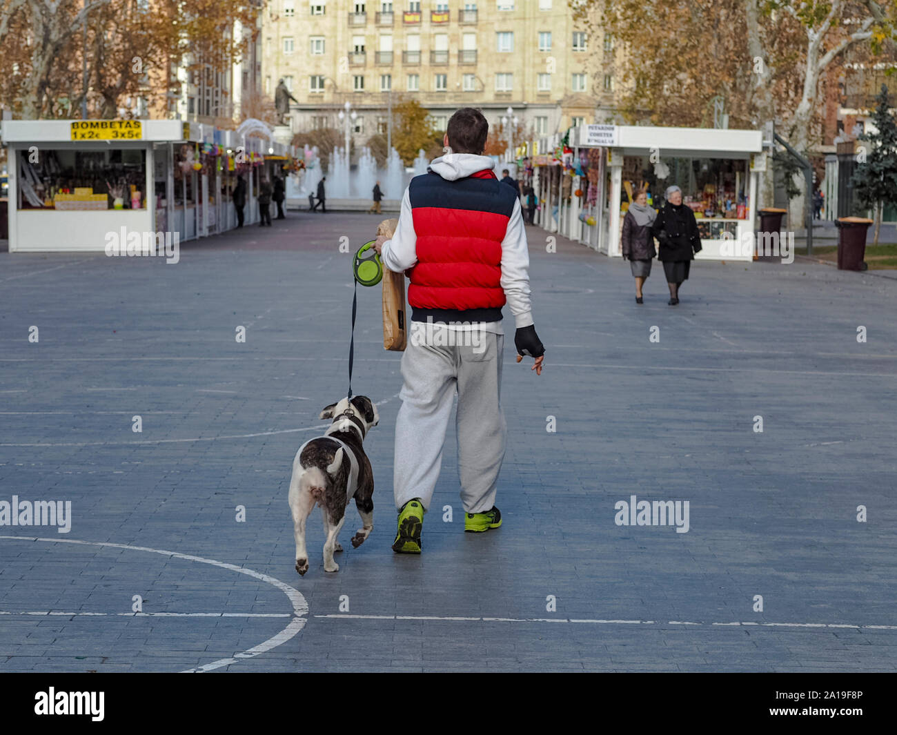 Spaziergang mit dem Hund. Wintermorgen in Valladolid Stockfoto