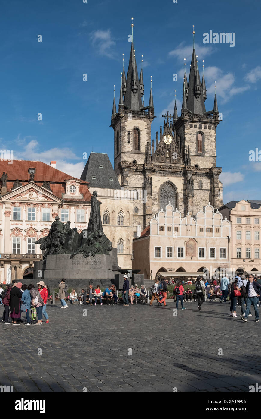 Prague Old Town Square Gebäude, mit Kirche der Muttergottes vor dem Tyn gotische Türme, und Jan Hus Denkmal, Prag, Tschechische Republik Stockfoto