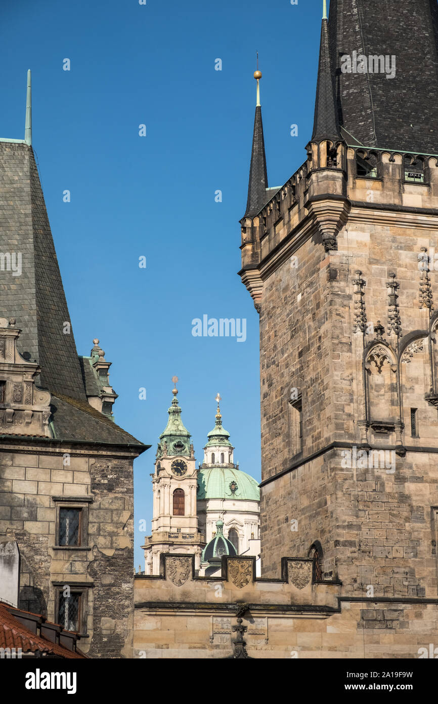 Die Kuppel und Glockenturm von St. Nicholas Kirche, Mala Strana, durch die Kleinseite Bridge Tower, Prag, Tschechische Republik. Stockfoto