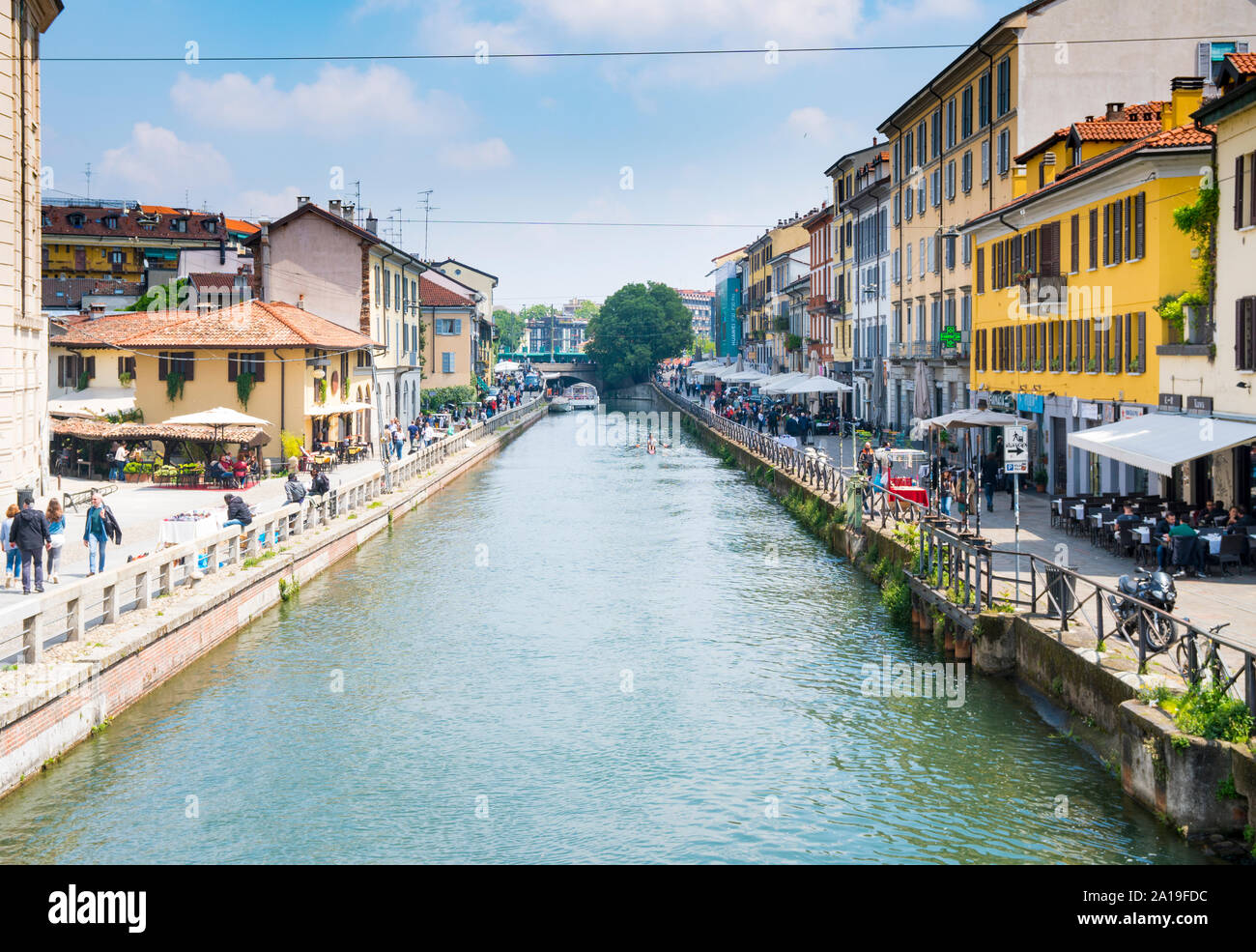 Mailand, Italien - 10. Mai 2019: Ansicht des Naviglio Grande Wasser Kanal an einem sonnigen Tag. Dieser Stadtteil ist berühmt für seine Restaurants, Cafés, Pubs und nahe. Stockfoto