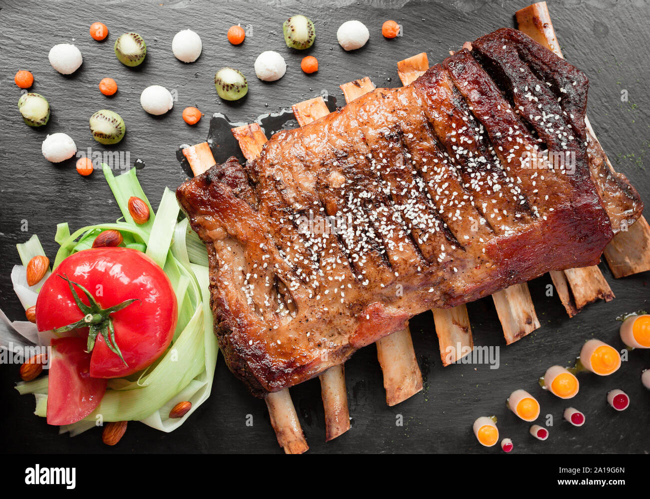 Saftig gebratene Rippen mit frischen Tomaten Stockfoto