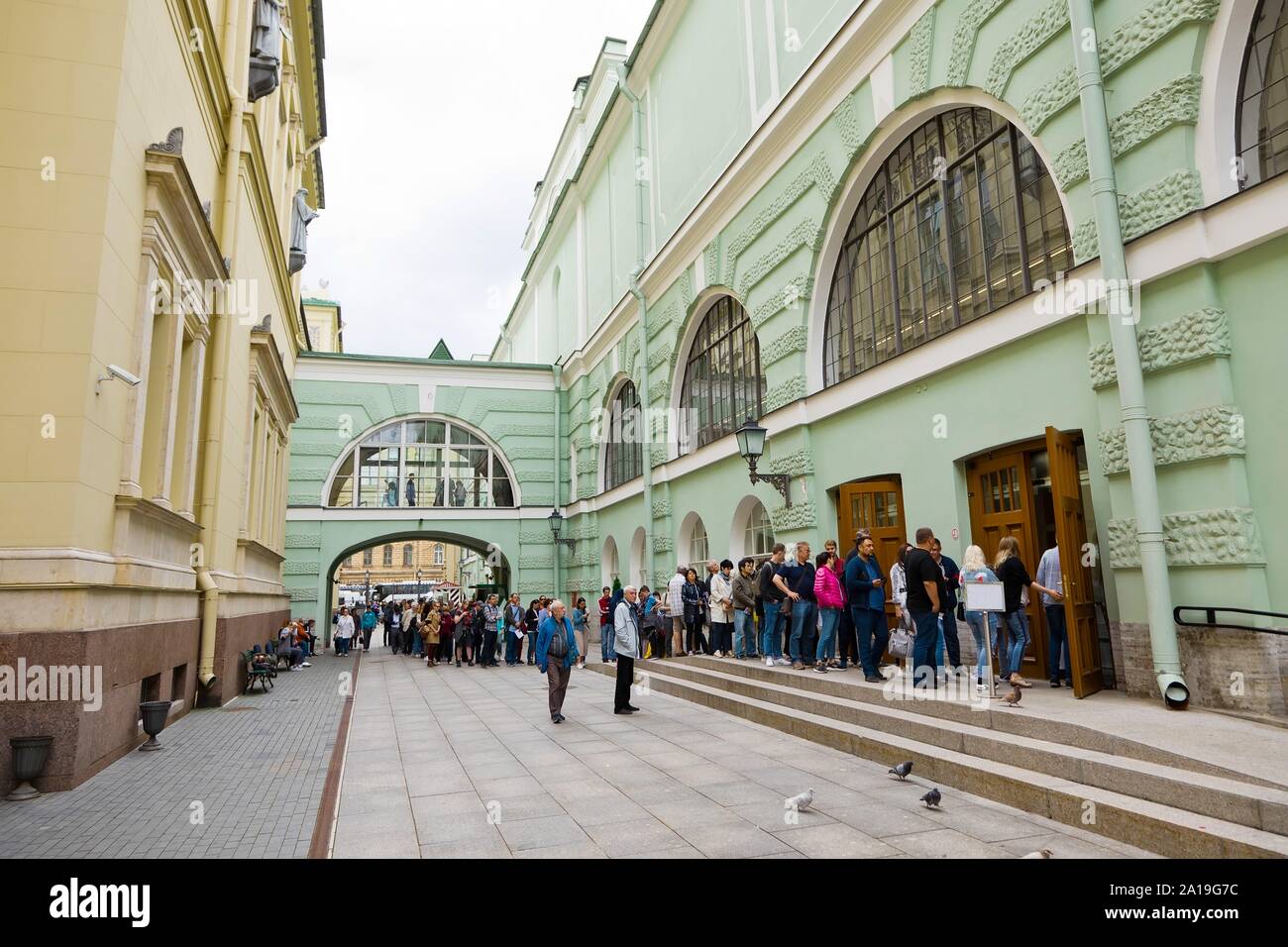 St. Petersburg, Russland - Juli 7, 2019: die Menschen an der Rückseite Eingang zur Eremitage warten, e-ticket Eingang Stockfoto