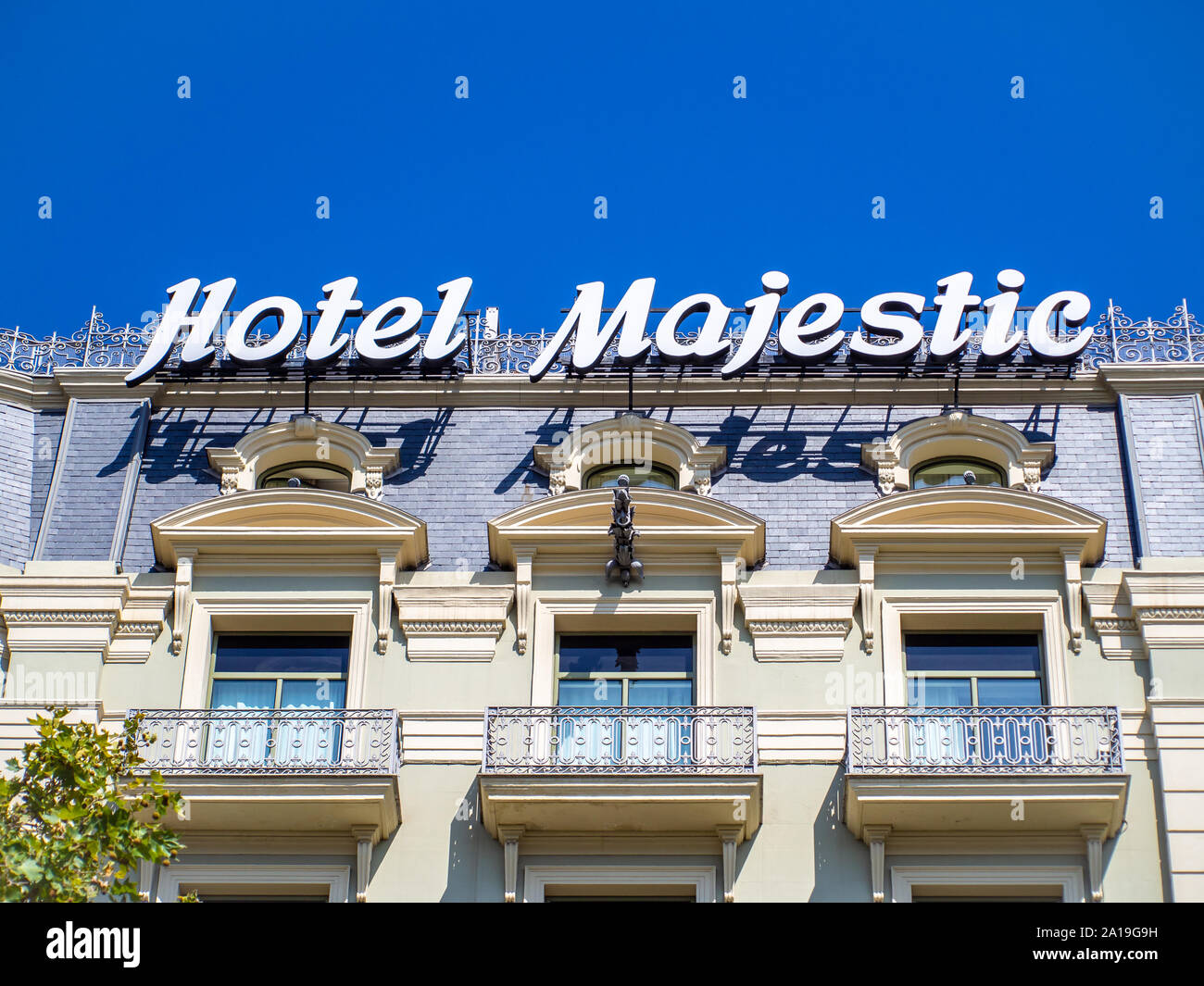 BARCELONA, SPANIEN - 20. SEPTEMBER 2019: Hotel Majestic Fassade, Inschrift auf dem Dach auf den klaren Himmel Hintergrund Stockfoto