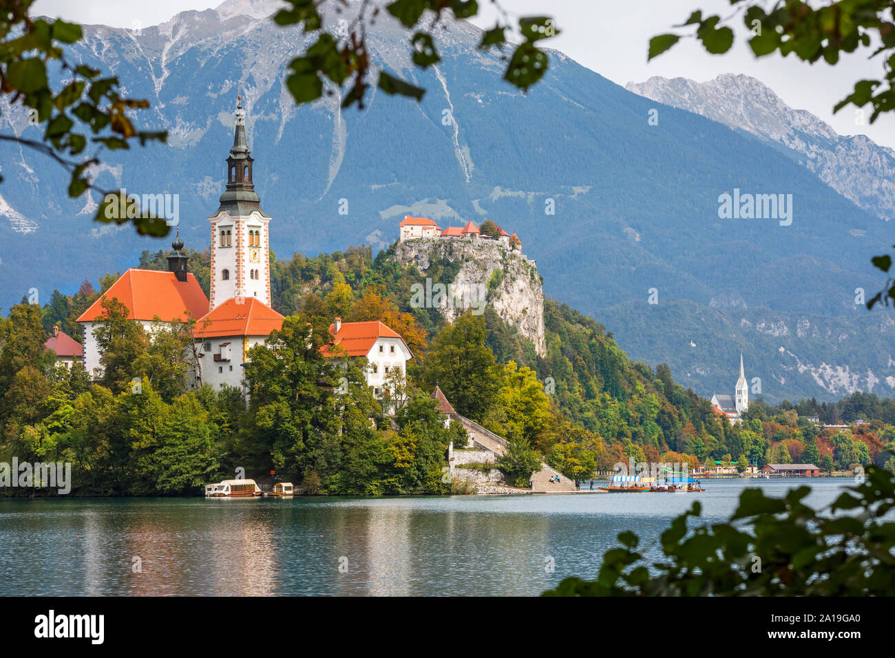 Der See Bled, Slowenien. Blick auf die Kirche der Mutter Gottes auf dem See und casltle auf der Klippe Stockfoto