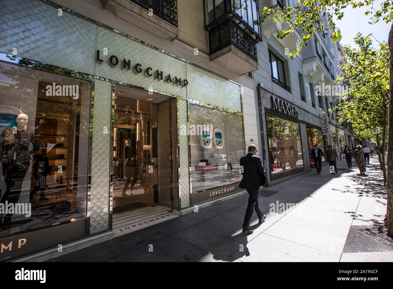 Calle de Serrano im Herzen der Madrider Stadtteil Salamanca, für Luxus Designer waren, Mardrid, España Stockfoto