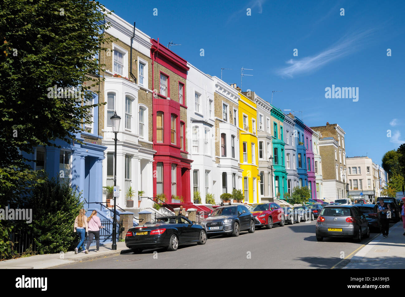 Bunte Reihenhäuser auf einer Straße in Notting Hill, Royal Borough von Kensington und Chelsea, London W11, England, Großbritannien Stockfoto